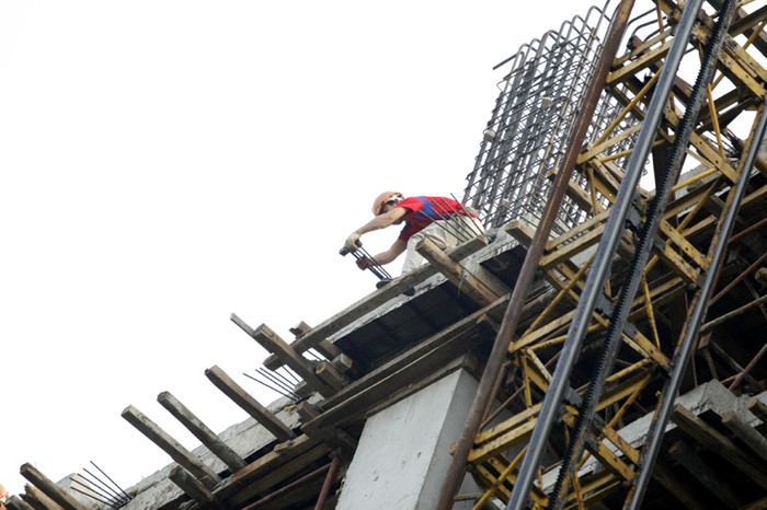 Tuy nhiên, ngay tại thủ đô Hà Nội, vẫn còn có nhiều công trường với tình hình bảo đảm an toàn lao động cho công nhân vẫn còn nhiều điều đáng lo.